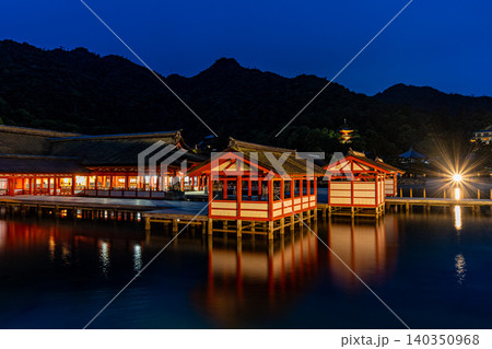 日本　広島の安芸の宮島の厳島神社の夜景 140350968