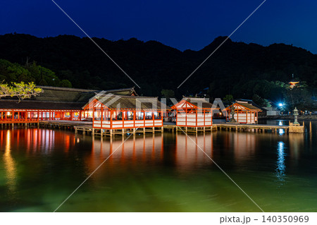 日本 広島の安芸の宮島の厳島神社の夜景 日本 広島の安芸の宮島の厳島神社の夜景 140350969