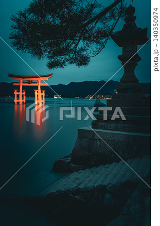 日本 広島の安芸の宮島の厳島神社の鳥居と灯篭の夜景 日本 広島の安芸の宮島の厳島神社の鳥居と灯篭の夜景 140350974