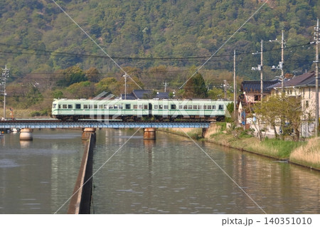 堀川を渡る一畑電鉄3000系電車(南海電車カラー) 堀川を渡る一畑電鉄3000系電車(南海電車カラー) 140351010