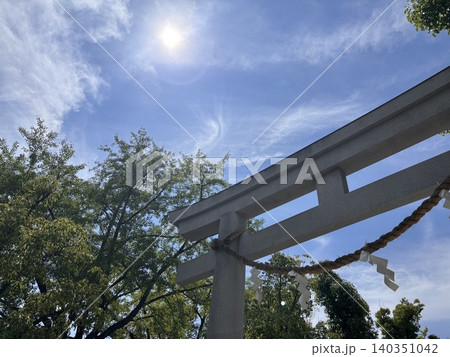 太陽に照らされる鳥居 140351042