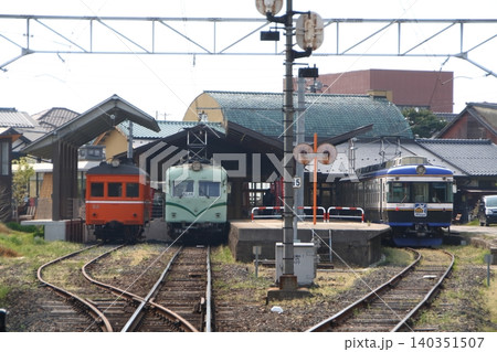 電鉄出雲市駅に停車中の一畑電車(島根県出雲市) 電鉄出雲市駅に停車中の一畑電車(島根県出雲市) 140351507