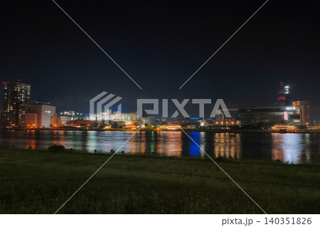 信濃川やすらぎ堤緑地左岸から見た万代方向の夜景（新潟市） 140351826