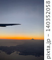 飛行機の窓から望む夕暮れの富士山と海岸線、街の風景① 140352058