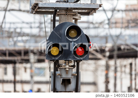 鉄道の信号機 入換信号機 (LED式・停止信号) 駅構内のインフラ設備 鉄道の信号機 入換信号機 (LED式・停止信号) 駅構内のインフラ設備 140352106