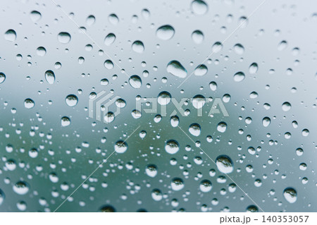 ガラスについた雨粒 ガラスについた雨粒 140353057