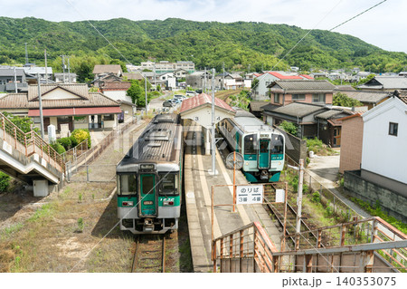 高徳線と鳴門線の池谷駅に停車する1200形気動車と1500形気動車 高徳線と鳴門線の池谷駅に停車する1200形気動車と1500形気動車 140353075