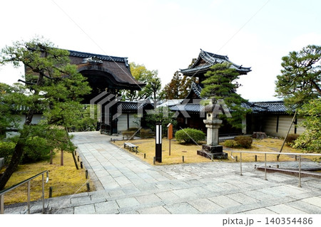 京都府　大谷祖廟　総門 ＆ 太鼓堂　京都市東山区円山町 2022年 3月 140354486