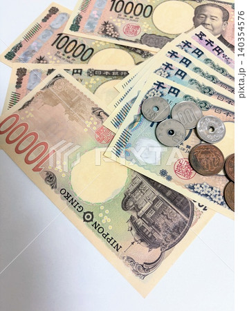 広げた一万円札と千円札と硬貨 140354576