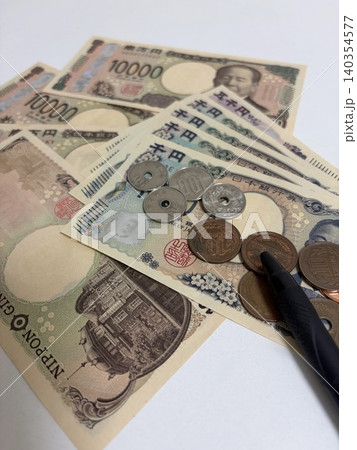 日本円の紙幣と硬貨とペンの計算イメージ 140354577