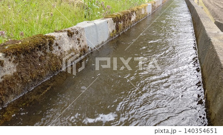 集落の用水路 140354651