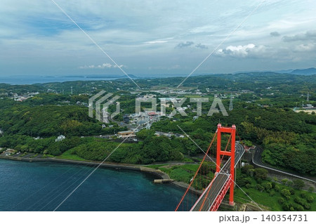 長崎県平戸大橋と平戸島沿岸の町並みを捉えた空撮写真 長崎県平戸大橋と平戸島沿岸の町並みを捉えた空撮写真 140354731