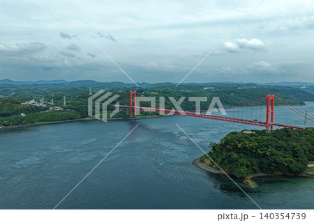 長崎県平戸大橋と海峡を俯瞰した空撮写真 140354739