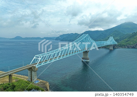 長崎県平戸市・生月大橋を斜め俯瞰した空撮写真 長崎県平戸市・生月大橋を斜め俯瞰した空撮写真 140354749
