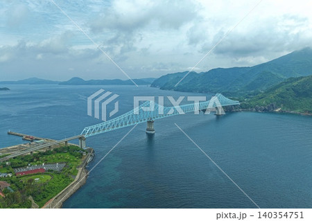 長崎県平戸市・生月大橋を俯瞰した空撮写真 長崎県平戸市・生月大橋を俯瞰した空撮写真 140354751