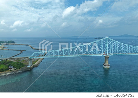 長崎県平戸市・生月大橋と舘浦漁港を俯瞰した空撮写真 長崎県平戸市・生月大橋と舘浦漁港を俯瞰した空撮写真 140354753
