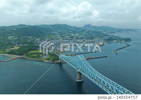 長崎県平戸市・生月大橋と館浦漁港を望む空撮写真 長崎県平戸市・生月大橋と館浦漁港を望む空撮写真 140354757