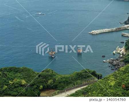 長崎県平戸市生月島沖の海上掘削プラットフォームを俯瞰した空撮写真 140354760