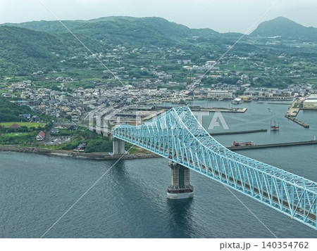 長崎県平戸市・生月大橋と館浦漁港を斜め俯瞰した空撮写真 140354762