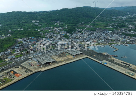 長崎県平戸市生月島・館浦漁港と漁村集落を俯瞰した空撮写真 140354785