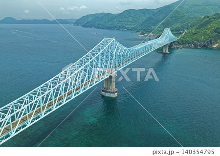 長崎県平戸市・生月大橋を俯瞰した空撮写真 長崎県平戸市・生月大橋を俯瞰した空撮写真 140354795