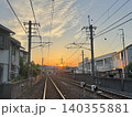 線路の上に昇る朝日 140355881