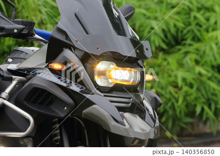 バイクのヘッドライト イメージ バイクのヘッドライト イメージ 140356850