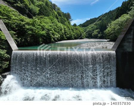 【空撮】祖谷ブルーが美しい祖谷川上流部(徳島県) 【空撮】祖谷ブルーが美しい祖谷川上流部(徳島県) 140357830