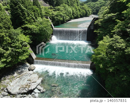 【空撮】祖谷ブルーが美しい祖谷川上流部(徳島県) 【空撮】祖谷ブルーが美しい祖谷川上流部(徳島県) 140357831