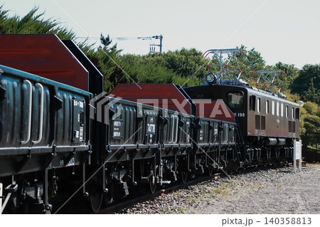 クラウドファンディングの成功で美しい姿を取り戻した山梨県EF15‐198号機牽引の貨物列車編成 140358813