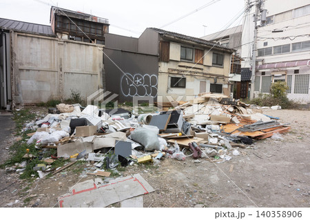 都市の死角・解体跡地の空き地に山積みされた大量の不法投棄ゴミ 140358906
