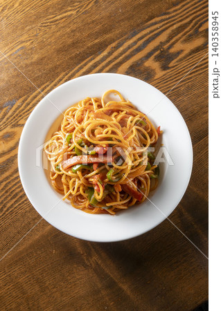 トマトソースのスパゲティパスタ。新鮮なトマトとオリーブオイルが香るイタリアン料理で、ランチ・ディナー トマトソースのスパゲティパスタ。新鮮なトマトとオリーブオイルが香るイタリアン料理で、ランチ・ディナー 140358945