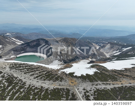 【空撮】残雪の蔵王御釜と火山湖の絶景 春の蔵王 140359897