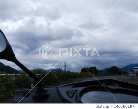 曇り空の山道を駆けるバイクの視点 140360197