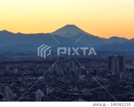 <鳥の目で見た東京>夕日に染まる都心とその奥に見える夕景の山並み <鳥の目で見た東京>夕日に染まる都心とその奥に見える夕景の山並み 140361210