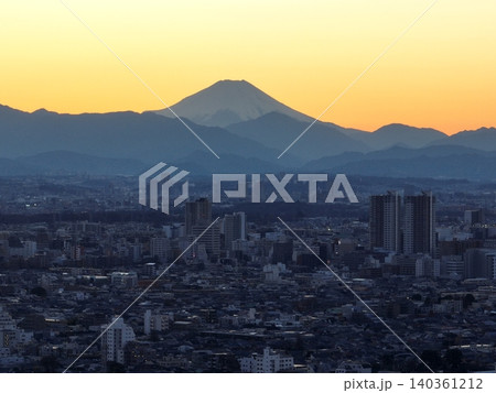 <鳥の目で見た東京>東京西部の街並みと見下ろす富士山の景色 <鳥の目で見た東京>東京西部の街並みと見下ろす富士山の景色 140361212