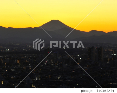 <鳥の目で見た東京>夕日に染まる夕暮れの空と灯りの灯り始めた街と富士山 <鳥の目で見た東京>夕日に染まる夕暮れの空と灯りの灯り始めた街と富士山 140361214