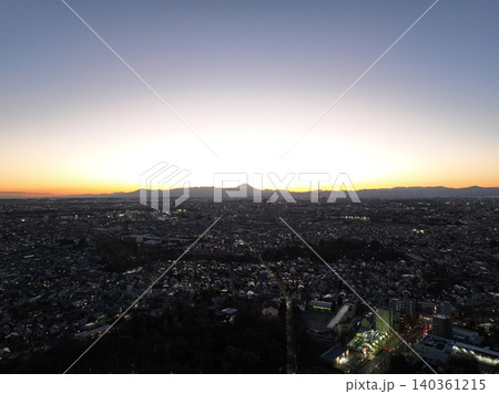 <鳥の目で見た東京>沈む夕日と富士山と街の風景 <鳥の目で見た東京>沈む夕日と富士山と街の風景 140361215
