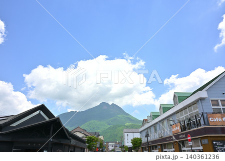 由布院駅前の風景 由布院駅前の風景 140361236