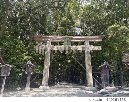 新緑に包まれる大神神社 二の鳥居 厳かな参道 奈良 パワースポット 140361358