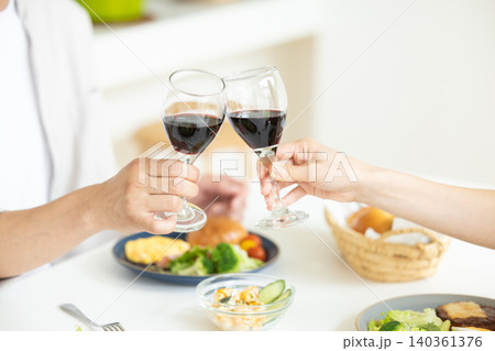 ホームパーティー 乾杯している手元(顔なし) ホームパーティー 乾杯している手元(顔なし) 140361376