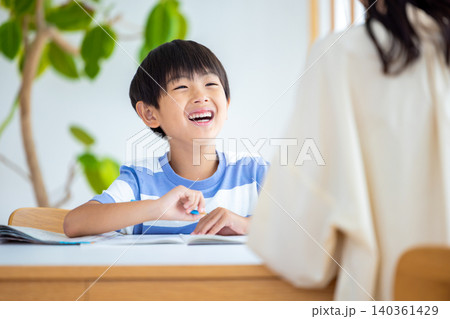 勉強する男の子 勉強する男の子 140361429