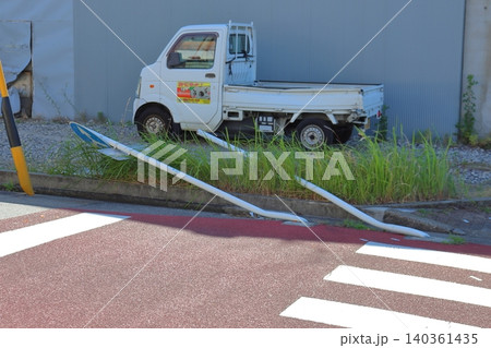 交通事故でなぎ倒された道路標識と住宅への衝突跡 交通事故でなぎ倒された道路標識と住宅への衝突跡 140361435