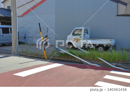 交通事故でなぎ倒された道路標識と住宅への衝突跡 交通事故でなぎ倒された道路標識と住宅への衝突跡 140361436