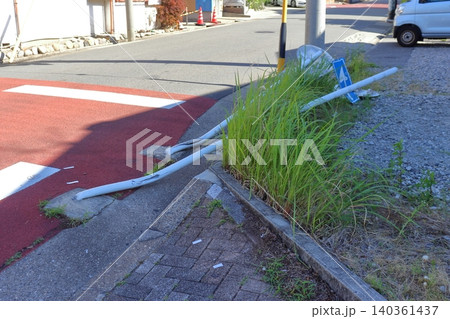 交通事故でなぎ倒された道路標識 交通事故でなぎ倒された道路標識 140361437