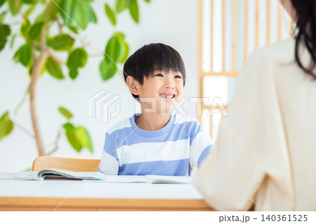 勉強する男の子 勉強する男の子 140361525