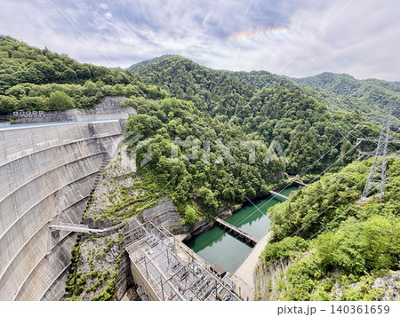 初夏の矢木沢ダムと空に架かる虹色の雲(彩雲) 群馬県みなかみ町 初夏の矢木沢ダムと空に架かる虹色の雲(彩雲) 群馬県みなかみ町 140361659
