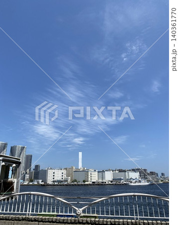 晴れた日の都会の海辺の光景 晴れた日の都会の海辺の光景 140361770