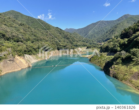 四万ブルーが美しい群馬県の奥四万湖と新緑の山々 四万ブルーが美しい群馬県の奥四万湖と新緑の山々 140361826