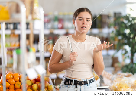 Young woman buyer forgot what she wanted to buy 140362096